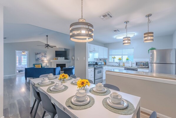 Fridge, microwave, oven, stovetop - Superb House by SeaWorld with Private POOL & Game Room (San Antonio)