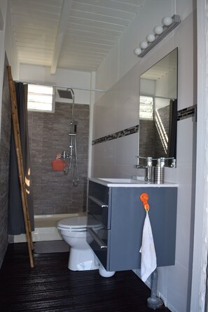 Haartrockner, Handtücher, Seife, Toilettenpapier