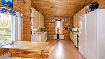 Kylskåp, mikrovågsugn, diskmaskin och grytor/köksredskap