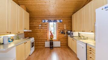 KĂŒhlschrank, Mikrowelle, GeschirrspĂŒler, Kochgeschirr/Geschirr/Besteck