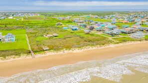 Una spiaggia nelle vicinanze, lettini da mare, teli da spiaggia