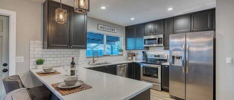 Kühlschrank, Mikrowelle, Ofen, Herdplatte