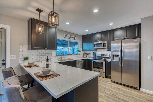 Réfrigérateur, micro-ondes, four, plaque de cuisson