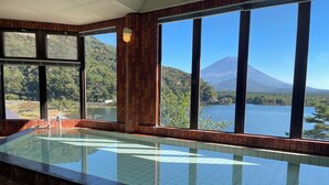 A swimming pool with a view of a lake and a mountain. - Shoji Lake Hotel (Fujikawaguchiko)
