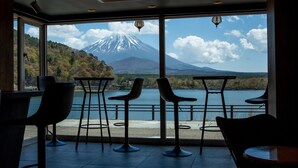 A restaurant with a view of a mountain and lake. - Shoji Lake Hotel (Fujikawaguchiko)