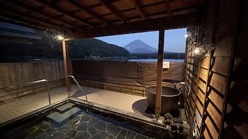 Sabatilles, bidet i tovalloles