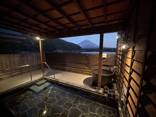 Slippers, bidet, towels - Shoji Lake Hotel (Fujikawaguchiko)