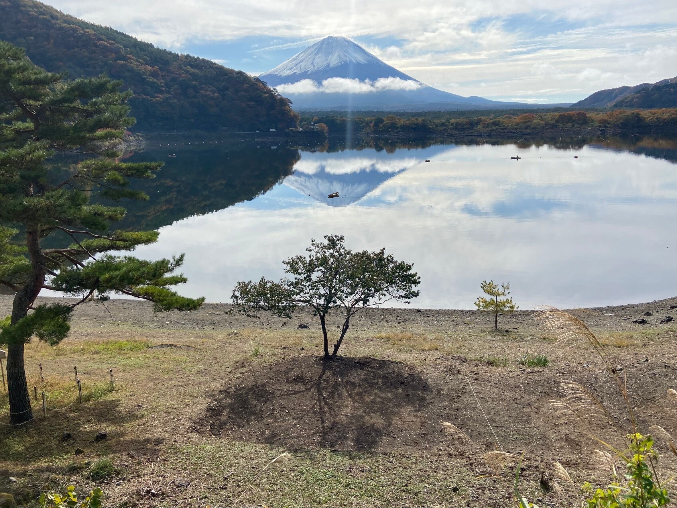 Ein ruhiger See mit einem Berg im Hintergrund.