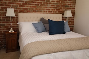 2 Schlafzimmer, Schreibtisch, Bügeleisen/Bügelbrett, Reisekinderbett