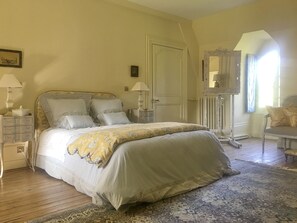 7 Schlafzimmer, Zimmersafe, Schreibtisch, Bügeleisen/Bügelbrett