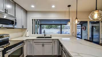 Frigorifero, microonde, forno, piano cottura