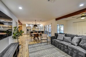 Smart TV - Near ASU • Heated Pool, Hibiscus Hot Tub • Firepit • BBQ • Spring Training (Tempe)