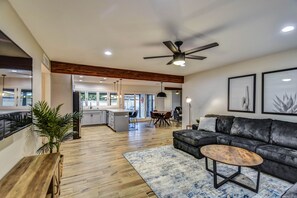 Smart TV - Near ASU • Heated Pool, Hibiscus Hot Tub • Firepit • BBQ • Spring Training (Tempe)