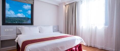 Habitación doble Deluxe, 1 cama matrimonial | Caja de seguridad en la habitación y escritorio