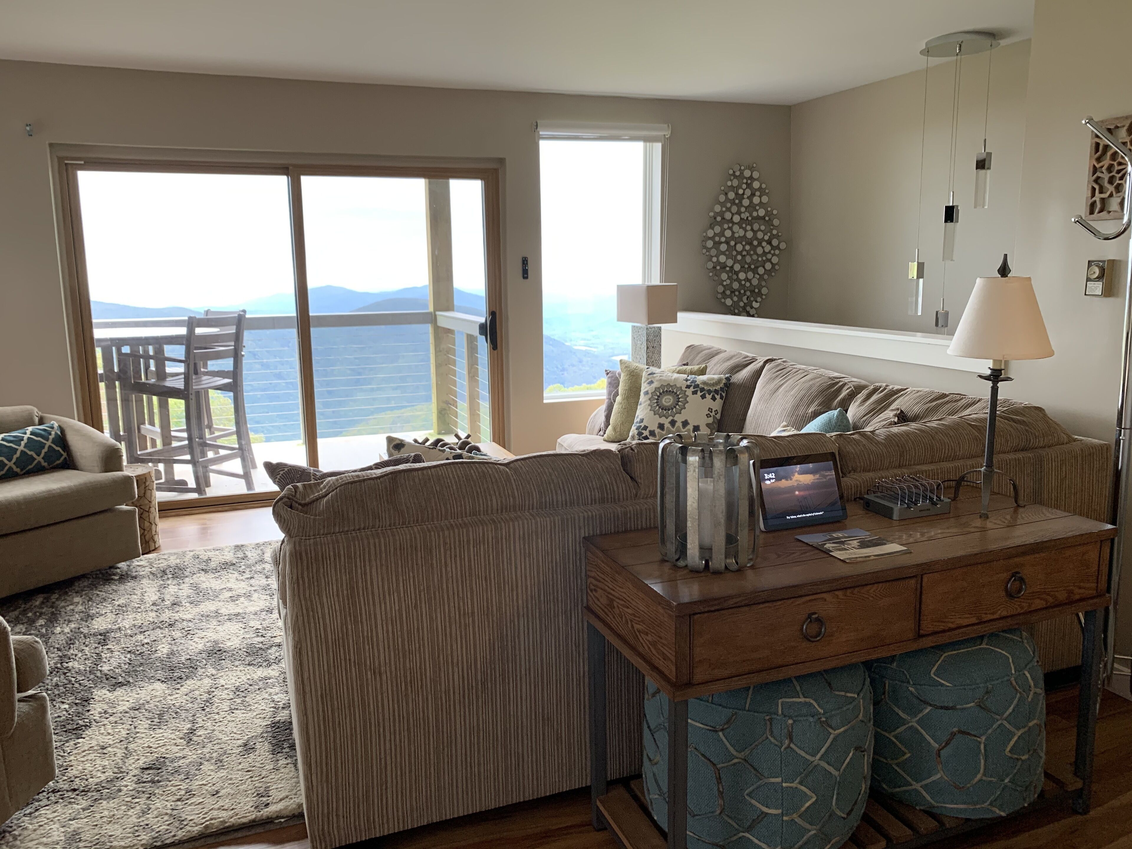 Ski-in/Ski-out condo with mountain views