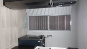 Jääkaappi, mikroaaltouuni, kahvin-/teenkeitin, tehosekoitin