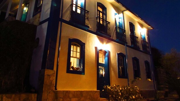 Un immeuble à deux étages, doté de nombreuses fenêtres et de balcons, illuminé la nuit.