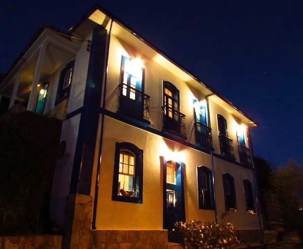 Fassade der Unterkunft – Abend/Nacht