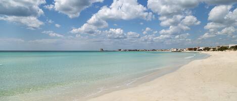 Una spiaggia nelle vicinanze