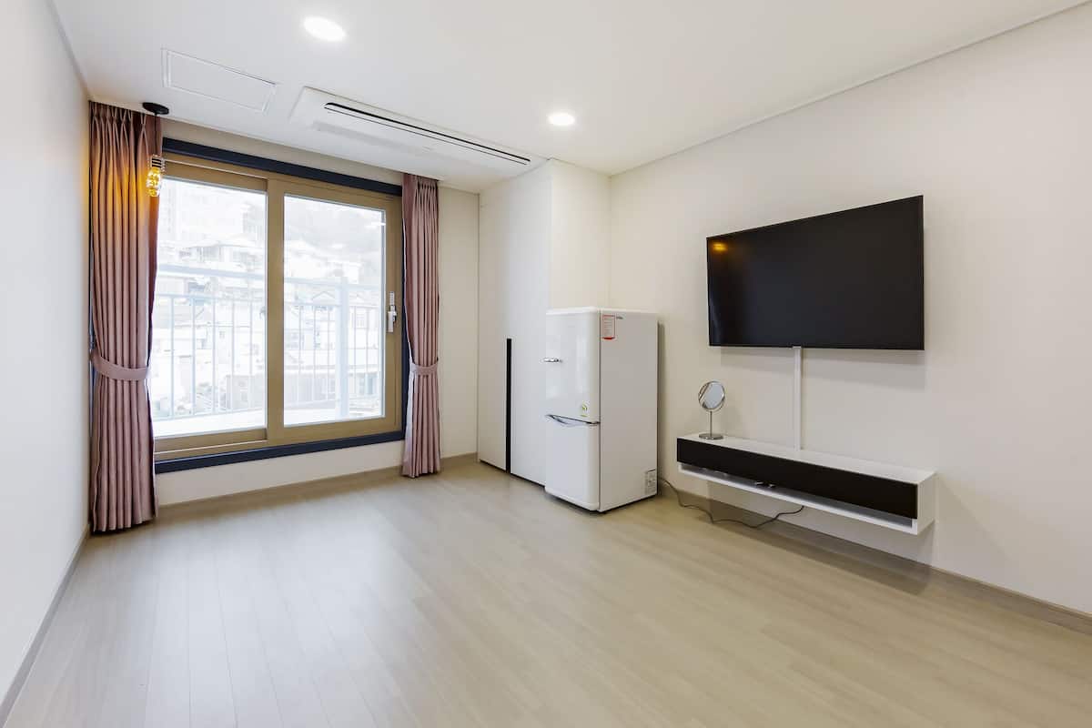 Traditional Room (B) | Blackout drapes, free WiFi