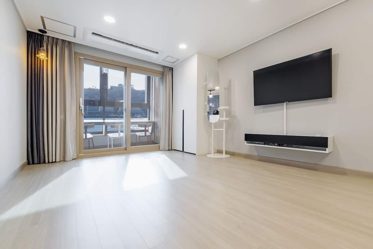 Traditional Room, Ocean View (A) | Living area | Flat-screen TV