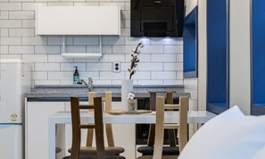 Suite, Ocean View | Private kitchenette | Mini-fridge, microwave, stovetop, electric kettle - Yeosuya Hostel & Pension (Yeosu)