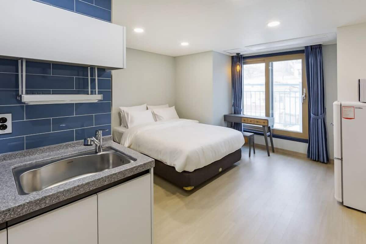 Deluxe Room (B) | Blackout drapes, free WiFi