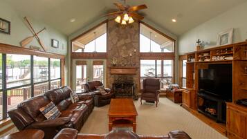 Télévision, cheminée, lecteur de DVD, table de tennis de table