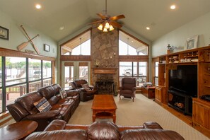 TV, fireplace, DVD player, ping pong - Family-Friendly Lakefront Retreat on Cedar Creek Lake W/Hot Tub (Mabank)