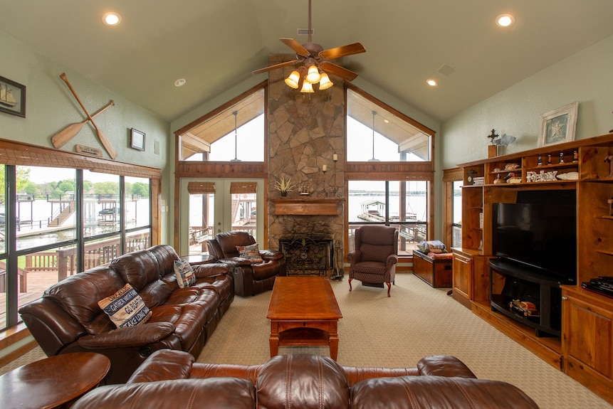 Family-friendly Lakefront Retreat On Cedar Creek Lake W/hot Tub - Log Cabin, TX