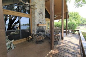 Outdoor dining - Family-Friendly Lakefront Retreat on Cedar Creek Lake W/Hot Tub (Mabank)