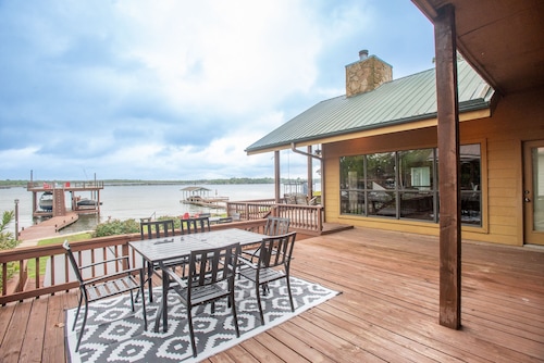 Family-Friendly Lakefront Retreat on Cedar Creek Lake W/Hot Tub