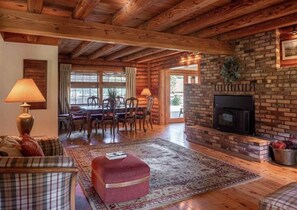 TV connectée, cheminée, baby-foot, livres