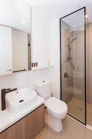 Shower, hair dryer, towels, soap - Conservatory Heart of Melbourne CBD (Melbourne)