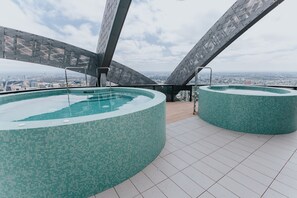 Tina de hidromasaje al aire libre