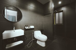 Family Double Room | Bathroom | Shower, free toiletries, hair dryer, slippers - La Maison Des Delices (Da Nang)