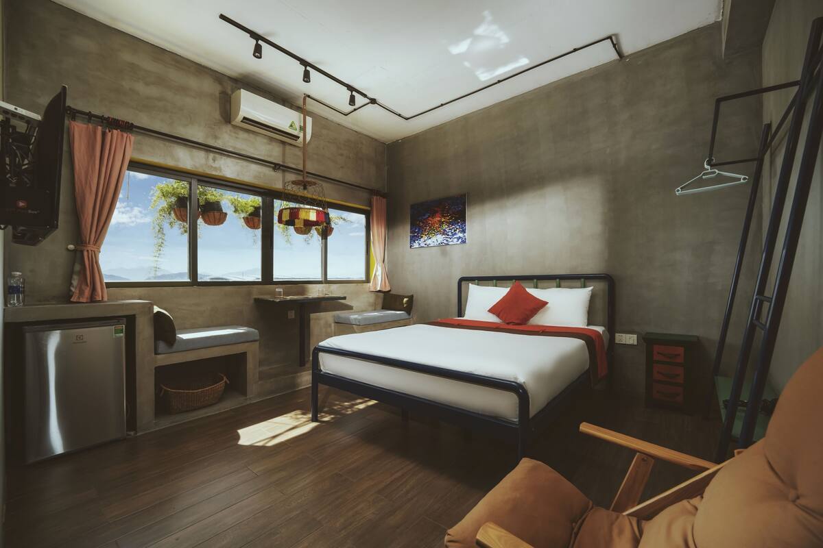 Standard Studio, 1 Queen Bed | Desk, iron/ironing board (on request), WiFi (free)
