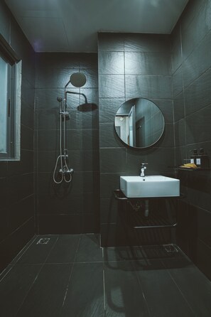 Standard Studio, 1 Queen Bed | Bathroom | Shower, free toiletries, hair dryer, slippers - La Maison Des Delices (Da Nang)