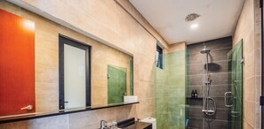Shower, rainfall showerhead, hair dryer, towels - Geo38 Premium Suites at Genting Highlands (Genting Highlands)