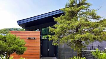 Square | Exterior detail