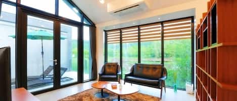 Televisión de pantalla plana, piso con calefacción