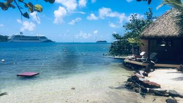 Sur la plage, chaise longue, serviettes de plage