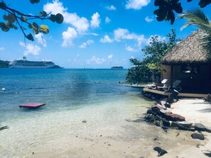On the beach, sun-loungers, beach towels - Our Cook Bay House (Paopao)