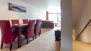 Apartment, 3 Bedrooms | In-room dining - Queenstown's Best Downtown Location - Great Views (Queenstown)
