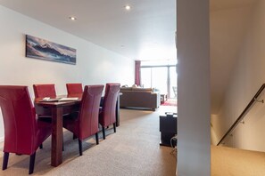 Apartment, 3 Bedrooms | In-room dining