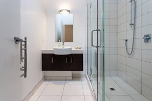 Appartement, 3 slaapkamers | Badkamer | Een douche, gratis toiletartikelen, een haardroger, handdoeken