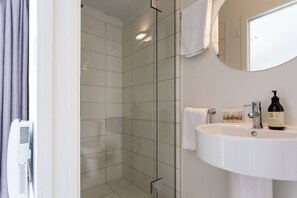 Apartment, 3 Bedrooms | Bathroom