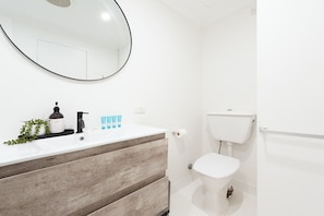 Bathroom - Ultimate Bondi Living (Bondi Beach)