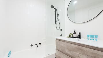 Apartment | Bathroom | Separate bathtub and shower, free toiletries, hair dryer, towels