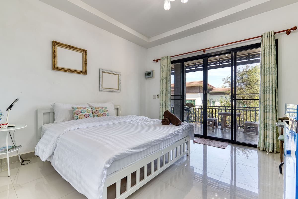 Studio, 1 King Bed, Terrace | 1 bedroom, desk, free WiFi, bed sheets